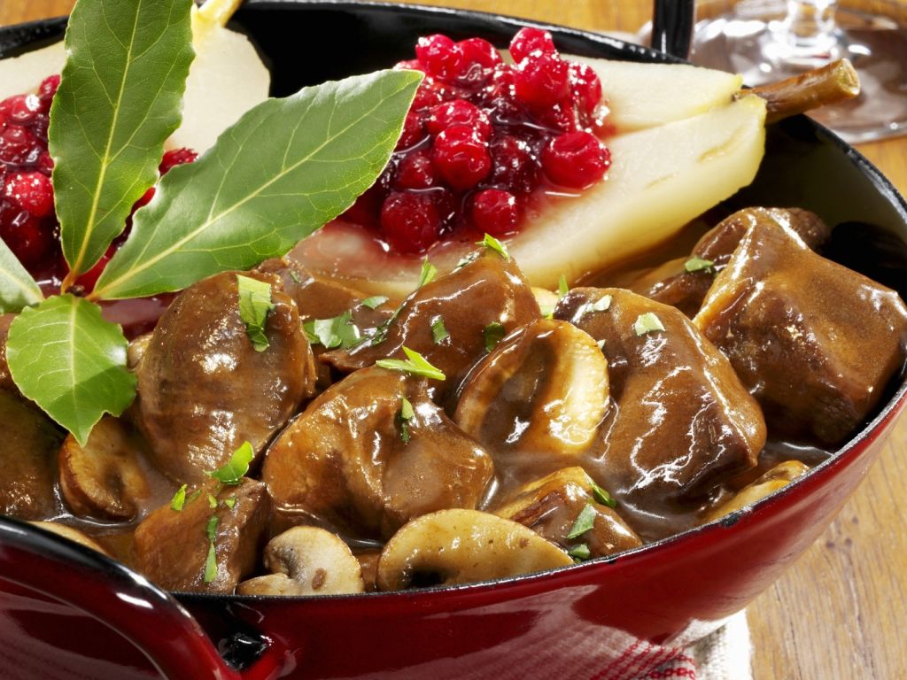 Rehgulasch mit Preiselbeer-Birne