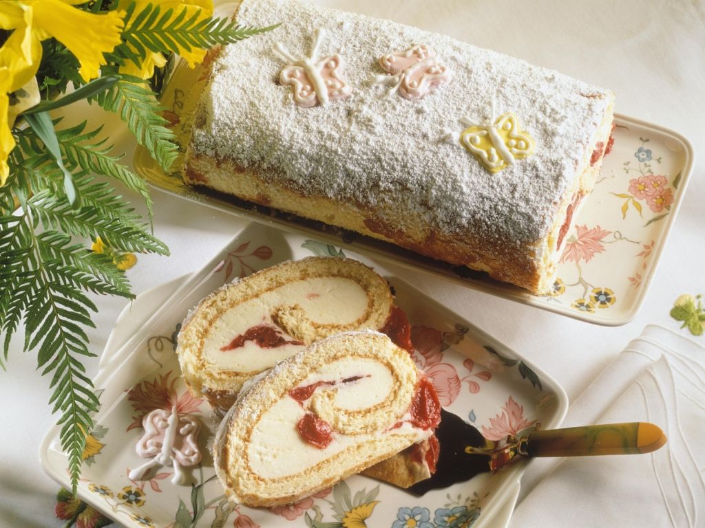 Roulade mit Eierlikör-Quark-Creme und Kirschen Rezept | EAT SMARTER