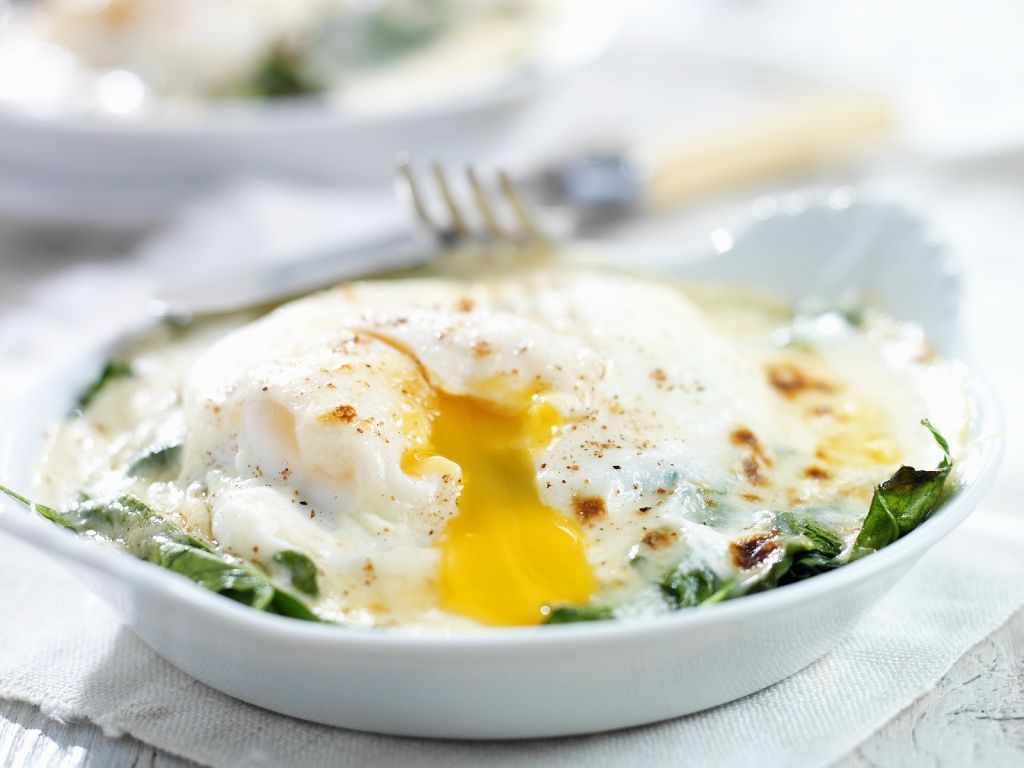 Pochiertes Ei mit gedünstetem Spinat (Eggs Florentine) Rezept | EAT SMARTER