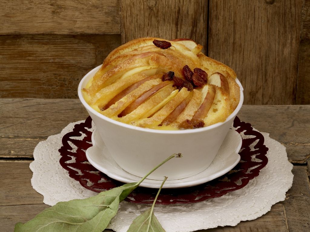Süßer Apfel-Brotauflauf (Scheiterhaufen) Rezept | EAT SMARTER