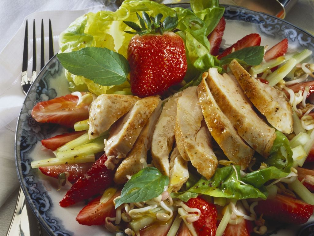 Salat mit Hähnchen, Sprossen und Erdbeeren Rezept | EAT SMARTER