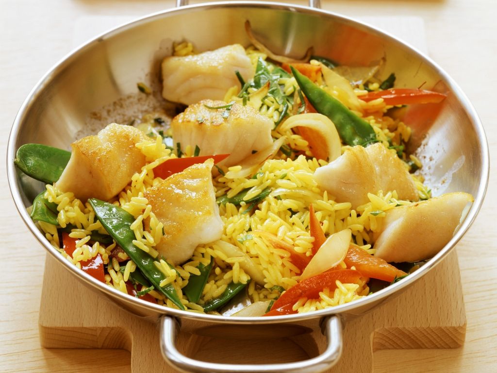 Fisch-Reis-Pfanne mit Zuckerschoten und Paprika Rezept | EAT SMARTER