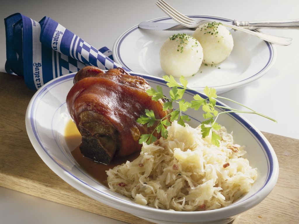 Schweinshaxen mit Kartoffelknödeln und Sauerkraut Rezept | EAT SMARTER