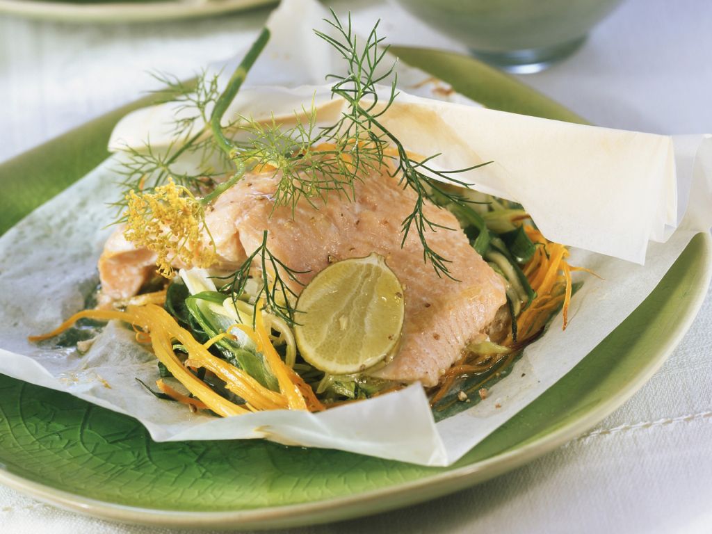 Lachsforellenfilet mit Gemüse im Backpapier Rezept | EAT SMARTER