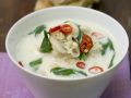 Rezept: Spinat-Kokos-Suppe mit Hähnchen, Zitronengras und Chiliringen
