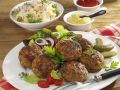 Rezept: Buletten mit Kartoffelsalat, Ketchup und Senf