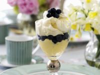 Weiße Mousse in Schoko-Eierschale Rezept | EAT SMARTER