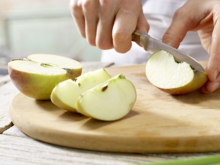 Apfel-Kirsch-Cocktail Zubereitung Schritt 1 Apfel-Kirsch-Cocktail Zubereitung Schritt 1