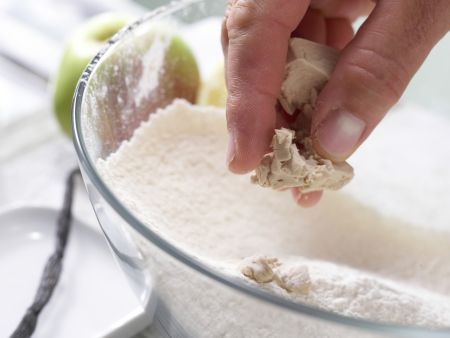 Apfelkuchen mit Sauerrahmguss Zubereitung Schritt 1 Apfelkuchen mit Sauerrahmguss Zubereitung Schritt 1