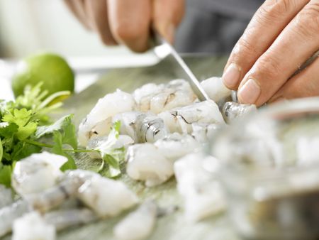 Asia-Cannelloni mit Lachs-Garnelen-Füllung Zubereitung Schritt 1 Asia-Cannelloni mit Lachs-Garnelen-Füllung Zubereitung Schritt 1