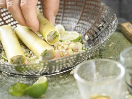 Asia-Cannelloni mit Lachs-Garnelen-Füllung Zubereitung Schritt 8 Asia-Cannelloni mit Lachs-Garnelen-Füllung Zubereitung Schritt 8