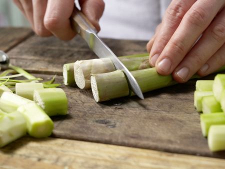 Asiatisches Spargel-Gemüse aus dem Wok Zubereitung Schritt 1 Asiatisches Spargel-Gemüse aus dem Wok Zubereitung Schritt 1