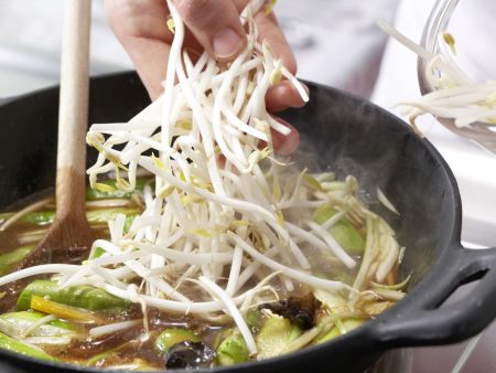 Asiatisches Spargel-Gemüse aus dem Wok Zubereitung Schritt 10 Asiatisches Spargel-Gemüse aus dem Wok Zubereitung Schritt 10