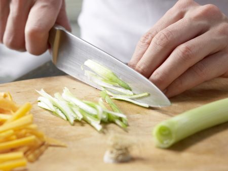 Asiatisches Spargel-Gemüse aus dem Wok Zubereitung Schritt 3 Asiatisches Spargel-Gemüse aus dem Wok Zubereitung Schritt 3