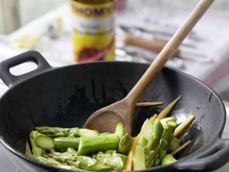 Asiatisches Spargel-Gemüse aus dem Wok Zubereitung Schritt 7 Asiatisches Spargel-Gemüse aus dem Wok Zubereitung Schritt 7
