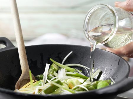 Asiatisches Spargel-Gemüse aus dem Wok Zubereitung Schritt 8 Asiatisches Spargel-Gemüse aus dem Wok Zubereitung Schritt 8