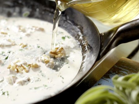 Bandnudeln mit Gorgonzolasauce Zubereitung Schritt 4 Bandnudeln mit Gorgonzolasauce Zubereitung Schritt 4