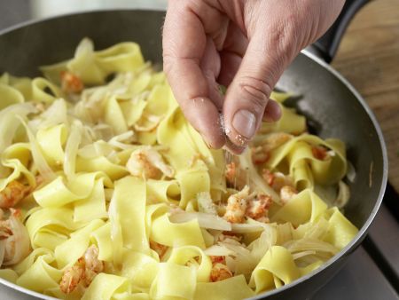 Bandnudeln mit Krebsschwänzen Zubereitung Schritt 10 Bandnudeln mit Krebsschwänzen Zubereitung Schritt 10