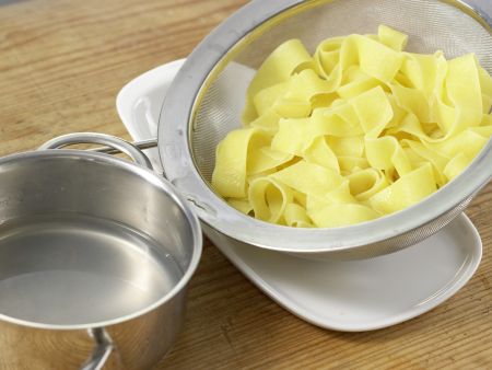 Bandnudeln mit Krebsschwänzen Zubereitung Schritt 7 Bandnudeln mit Krebsschwänzen Zubereitung Schritt 7