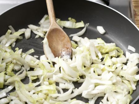 Bandnudeln mit Lachs-Chicorée-Sauce Zubereitung Schritt 4 Bandnudeln mit Lachs-Chicorée-Sauce Zubereitung Schritt 4
