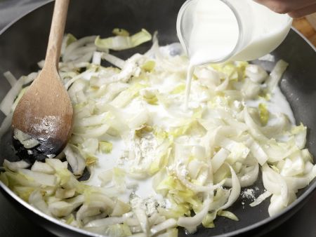 Bandnudeln mit Lachs-Chicorée-Sauce Zubereitung Schritt 5 Bandnudeln mit Lachs-Chicorée-Sauce Zubereitung Schritt 5