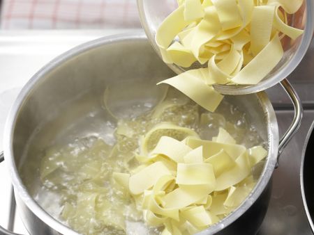 Bandnudeln mit Lachs-Chicorée-Sauce Zubereitung Schritt 6 Bandnudeln mit Lachs-Chicorée-Sauce Zubereitung Schritt 6