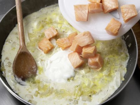 Bandnudeln mit Lachs-Chicorée-Sauce Zubereitung Schritt 7 Bandnudeln mit Lachs-Chicorée-Sauce Zubereitung Schritt 7