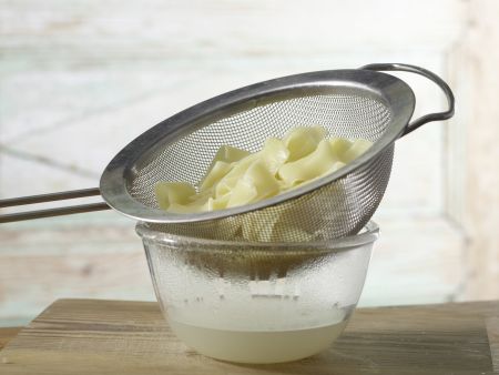 Bandnudeln mit Lachs-Chicorée-Sauce Zubereitung Schritt 8 Bandnudeln mit Lachs-Chicorée-Sauce Zubereitung Schritt 8