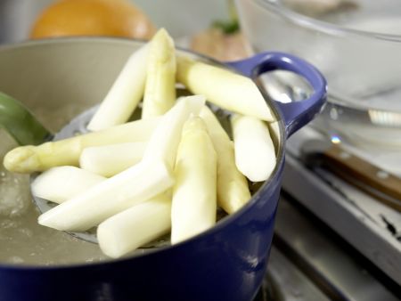 Bandnudeln mit weißem Spargel Zubereitung Schritt 2 Bandnudeln mit weißem Spargel Zubereitung Schritt 2