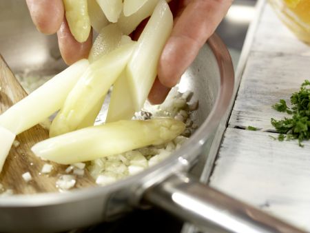 Bandnudeln mit weißem Spargel Zubereitung Schritt 5 Bandnudeln mit weißem Spargel Zubereitung Schritt 5