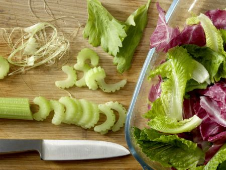 Blattsalat mit Hähnchenstreifen Zubereitung Schritt 3 Blattsalat mit Hähnchenstreifen Zubereitung Schritt 3