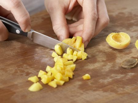 Brotbrei mit Aprikosen Zubereitung Schritt 1 Brotbrei mit Aprikosen Zubereitung Schritt 1