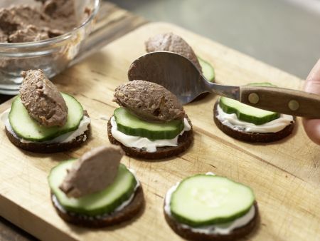 Brottaler mit Walnuss-Leber-Creme Zubereitung Schritt 7 Brottaler mit Walnuss-Leber-Creme Zubereitung Schritt 7