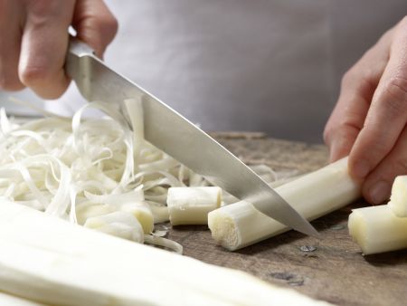 Buntes Spargel-Gratin mit Knusperhaube Zubereitung Schritt 1 Buntes Spargel-Gratin mit Knusperhaube Zubereitung Schritt 1