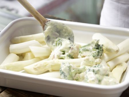 Buntes Spargel-Gratin mit Knusperhaube Zubereitung Schritt 6 Buntes Spargel-Gratin mit Knusperhaube Zubereitung Schritt 6
