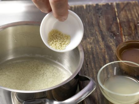 Couscous-Brei mit Pfirsich Zubereitung Schritt 1 Couscous-Brei mit Pfirsich Zubereitung Schritt 1