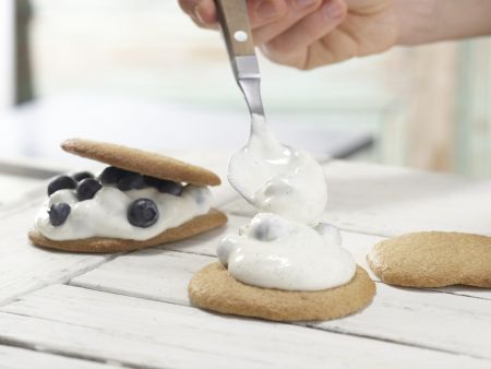 Dinkeltaler mit Blaubeeren Zubereitung Schritt 9 Dinkeltaler mit Blaubeeren Zubereitung Schritt 9