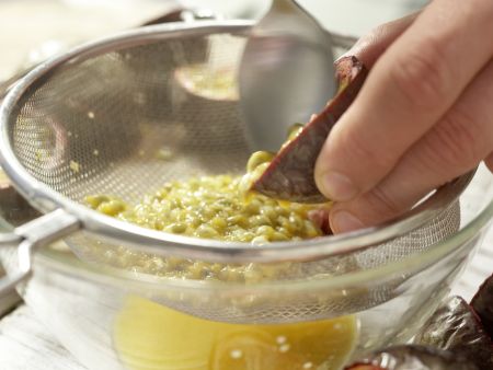 Erdbeer-Maracuja-Marmelade Zubereitung Schritt 1 Erdbeer-Maracuja-Marmelade Zubereitung Schritt 1