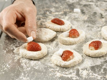 Erdbeer-Quark-Knödel Zubereitung Schritt 10 Erdbeer-Quark-Knödel Zubereitung Schritt 10