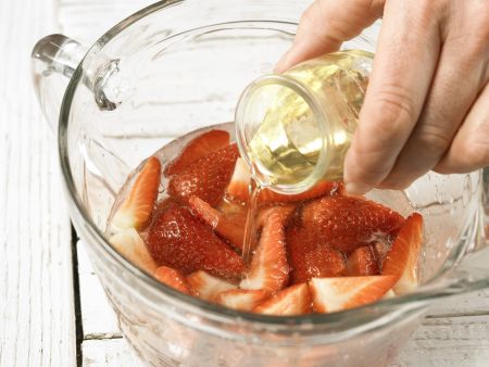 Erdbeerbowle Zubereitung Schritt 4 Erdbeerbowle Zubereitung Schritt 4