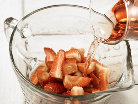 Erdbeerbowle Zubereitung Schritt 5 Erdbeerbowle Zubereitung Schritt 5