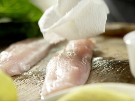 Forellenfilets in Polentakruste Zubereitung Schritt 1 Forellenfilets in Polentakruste Zubereitung Schritt 1