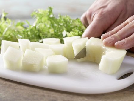 Frisée-Melonen-Salat Zubereitung Schritt 4 Frisée-Melonen-Salat Zubereitung Schritt 4
