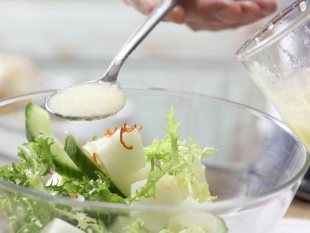 Frisée-Melonen-Salat Zubereitung Schritt 9 Frisée-Melonen-Salat Zubereitung Schritt 9