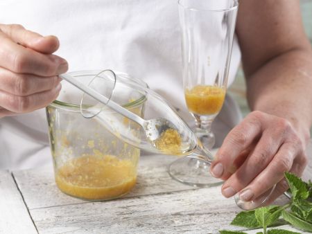 Fruchtige Sekt-Cocktails Zubereitung Schritt 3 Fruchtige Sekt-Cocktails Zubereitung Schritt 3