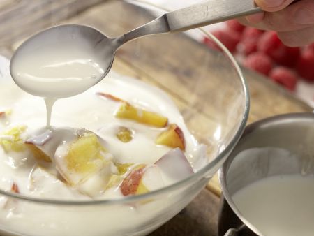 Fruchtiger Joghurt-Biskuit-Auflauf Zubereitung Schritt 9 Fruchtiger Joghurt-Biskuit-Auflauf Zubereitung Schritt 9