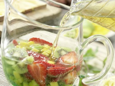 Früchte-Bowle Zubereitung Schritt 5 Früchte-Bowle Zubereitung Schritt 5
