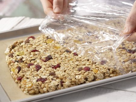 Früchtemüsli-Riegel Zubereitung Schritt 5 Früchtemüsli-Riegel Zubereitung Schritt 5