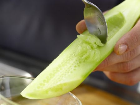 Garnelen auf Gurken-Orangen-Salat Zubereitung Schritt 2 Garnelen auf Gurken-Orangen-Salat Zubereitung Schritt 2