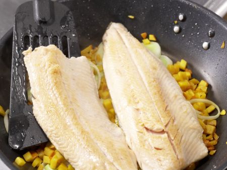 Gebratene Saiblingsfilets Zubereitung Schritt 7 Gebratene Saiblingsfilets Zubereitung Schritt 7